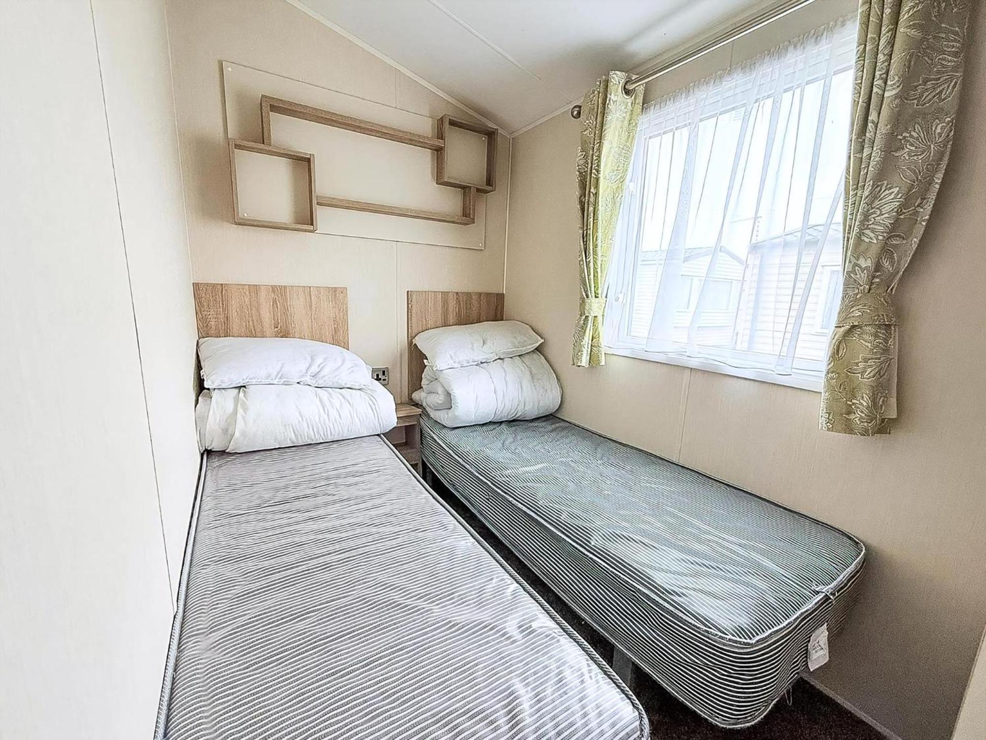 Lovely Caravan With Decking And Outside Furniture At Broadland Sands Ref 20113Bs Hopton on Sea 外观 照片